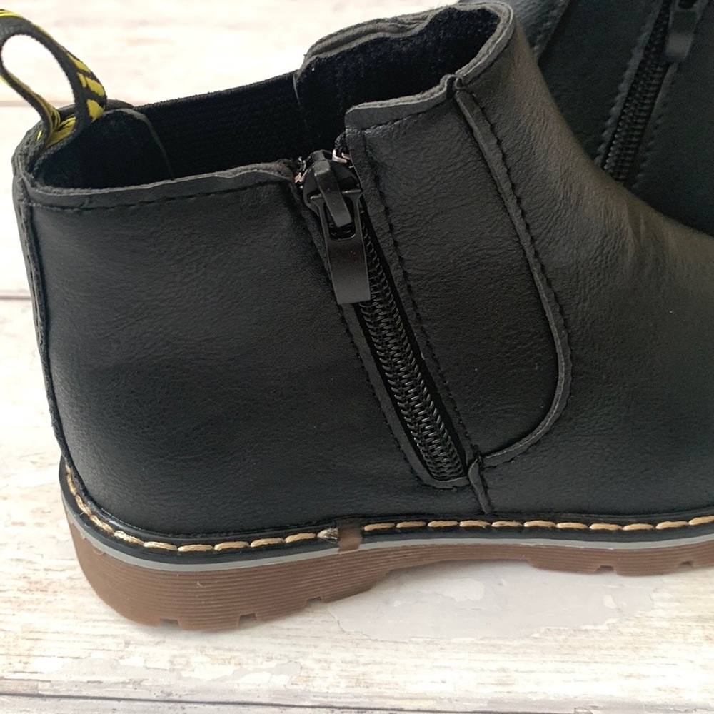 Girls Size 9 Black Vegan Leather Chelsea Boots Side Zip Kids Shoes NEW - Picture 2 of 3